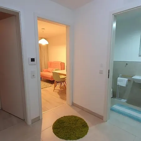 아파트 Boutique Peaceful Oasis With Excellent Connections